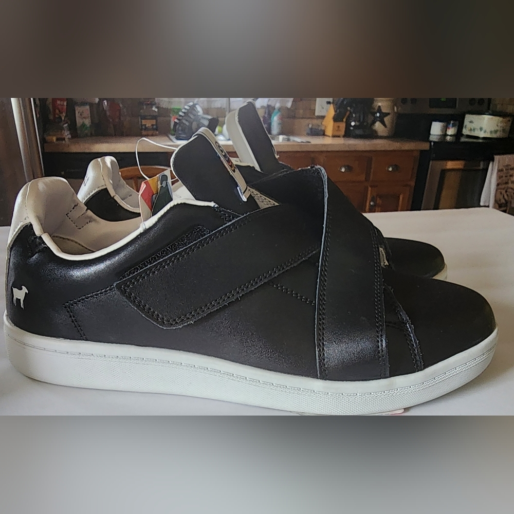 NWT GOATS - Size 10 Mens Black/White Leather/Velcro Sneakers